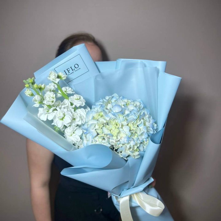 Гортензия голубая с маттиолой в Магнитогорске