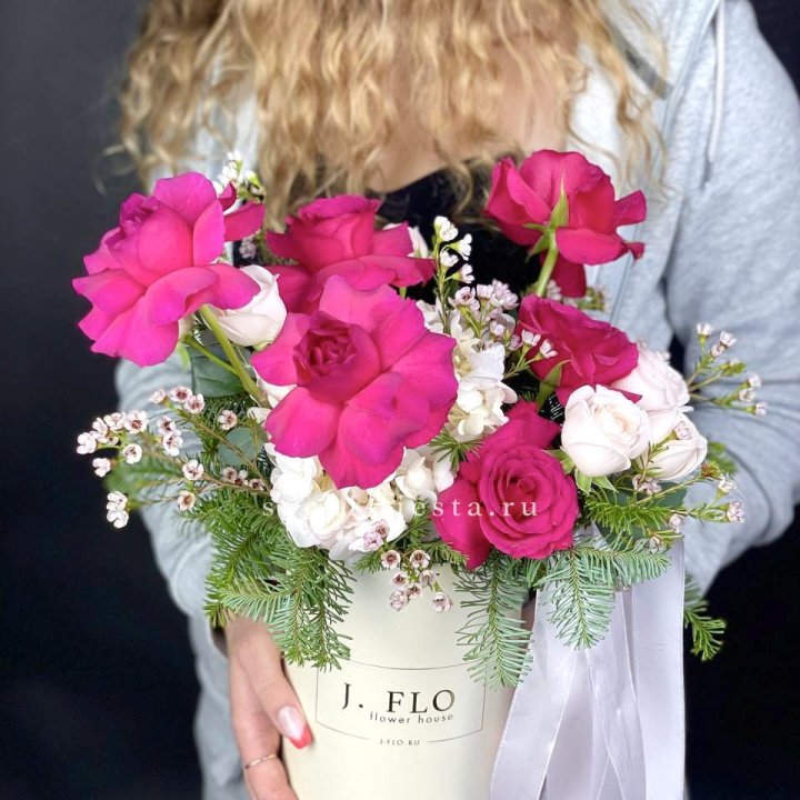 Новогодняя композиция в коробке пинк розе в Магнитогорске