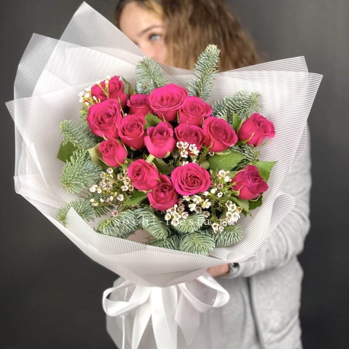 Новогодний букет Елки и Розы в Магнитогорске