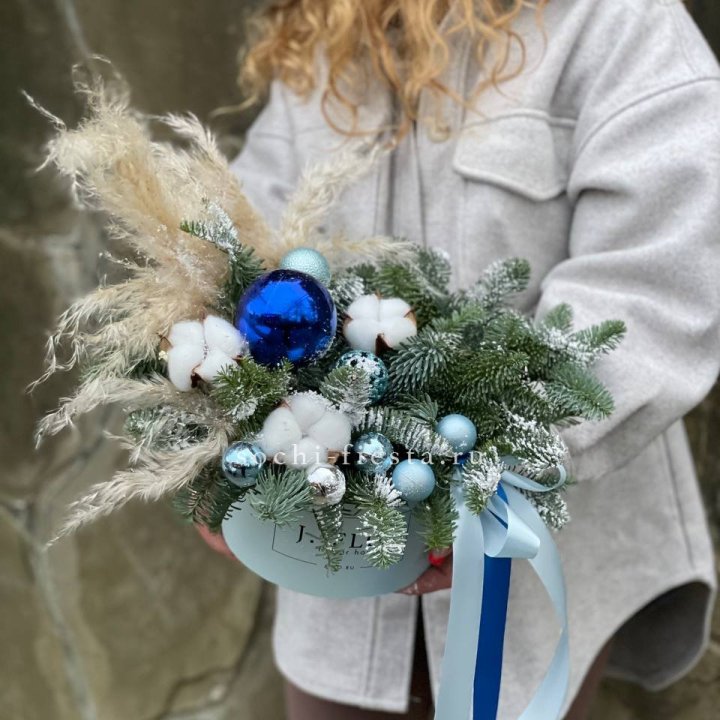 Новогодняя композиция в коробке блю в Магнитогорске