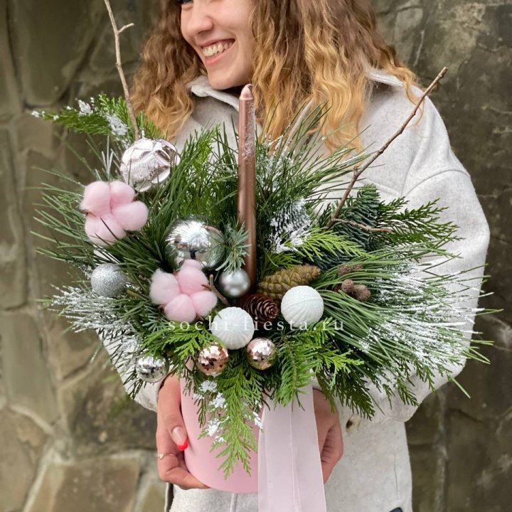 Новогодняя композиция в коробке пинк в Магнитогорске