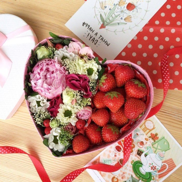 Бокс с клубникой и цветами в Магнитогорске