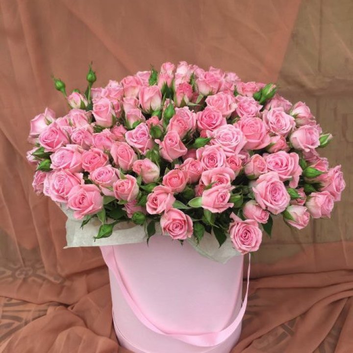 Кустовые розы в коробке в Магнитогорске