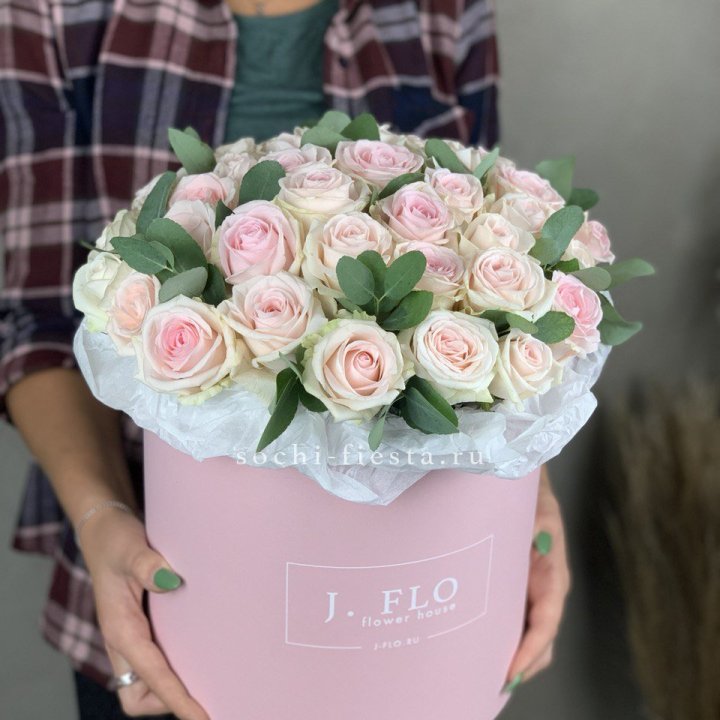 35 розовых роз в цилиндре в Магнитогорске