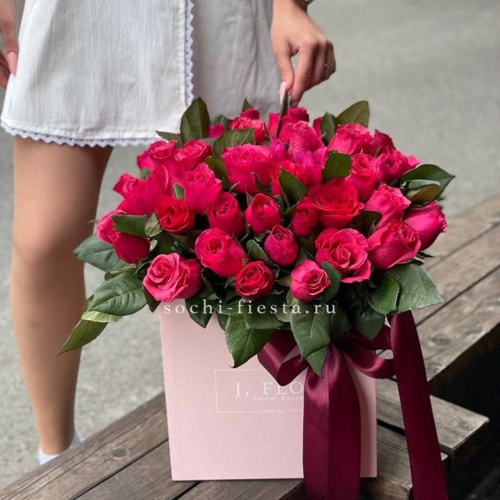 55 алых роз в кубе в Магнитогорске