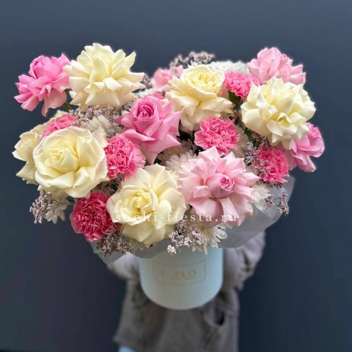 Коробка французских роз и диантусов "Бони" в Магнитогорске