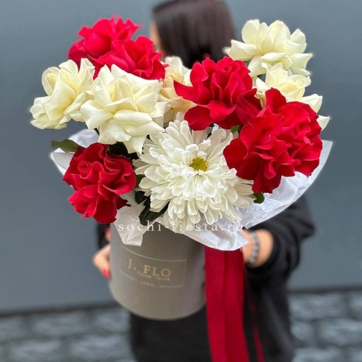 Французские розы с хризантемой в боксе в Магнитогорске