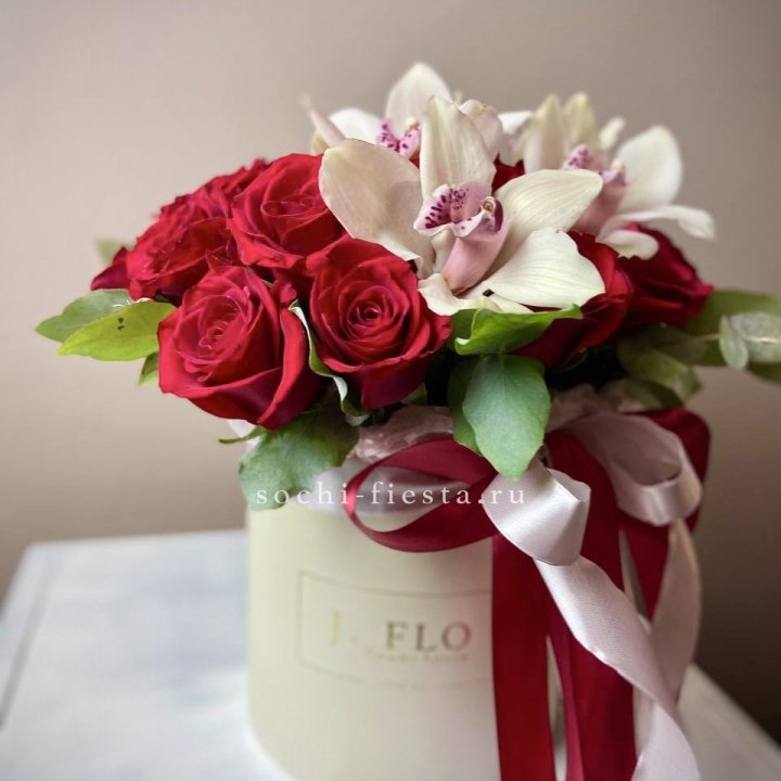 Розы и орхидеи в боксе в Магнитогорске