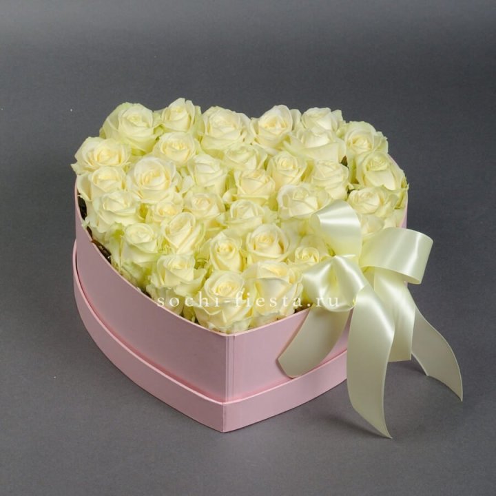 35 белых роз в коробке "Сердце" в Магнитогорске