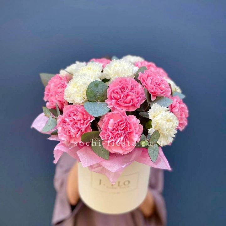 Диантусы в цилиндре в Магнитогорске