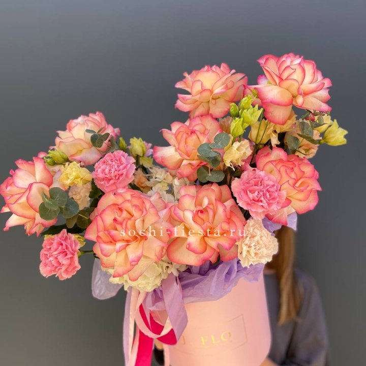 Бокс нежный с розами в Магнитогорске