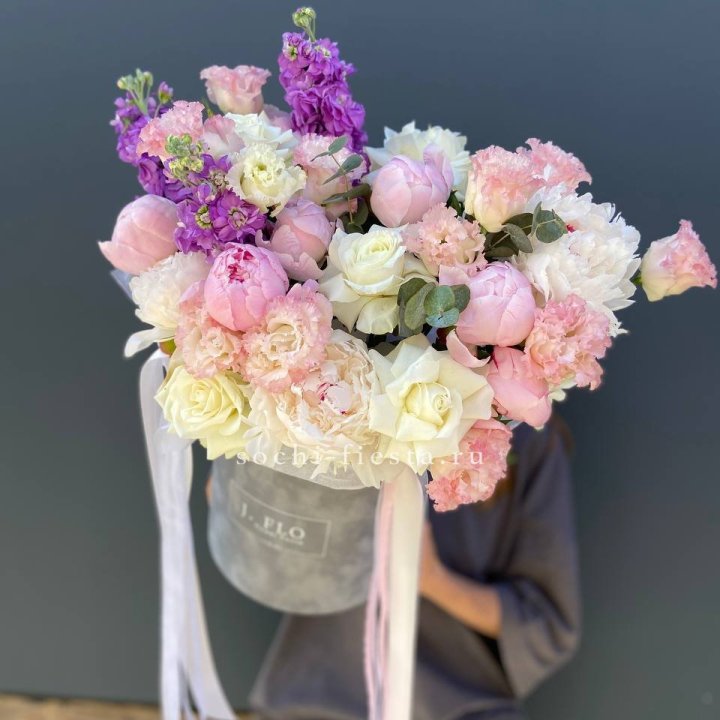 Дизайнерский цилиндр с пионами "Ривьера" в Магнитогорске