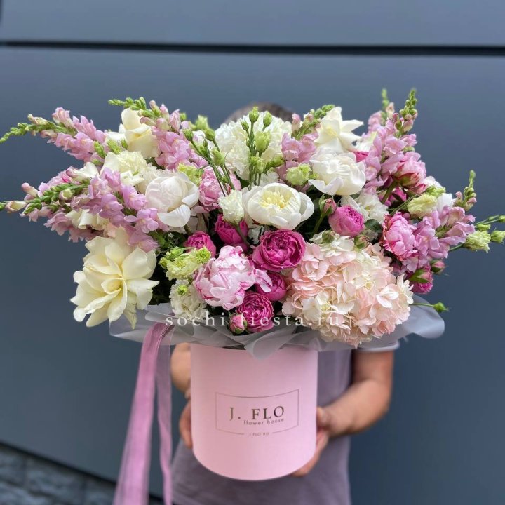 Дизайнерский цилиндр с пионами "Саманта" в Магнитогорске