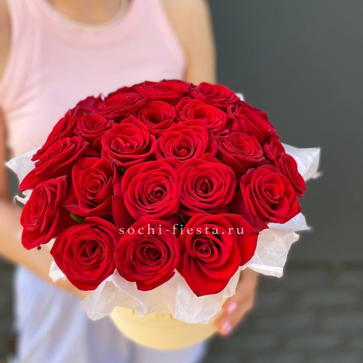 Красные розы в цилиндре в Магнитогорске