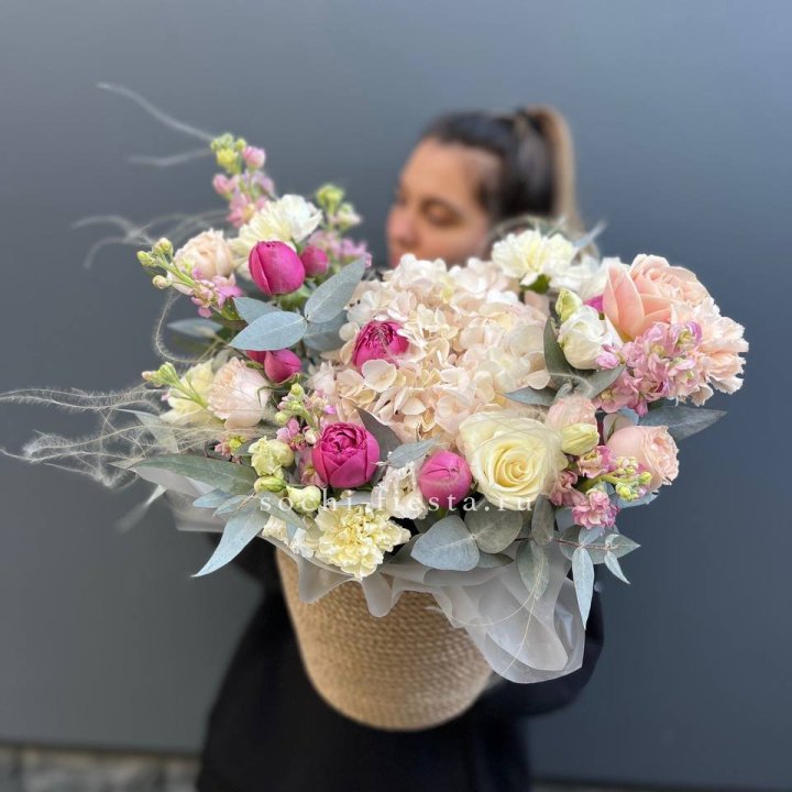 Цветочная композиция в джутовом боксе  в Магнитогорске