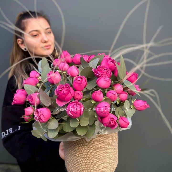 Пионовидные розы Мисти Бабблс в джутовом кашпо в Магнитогорске