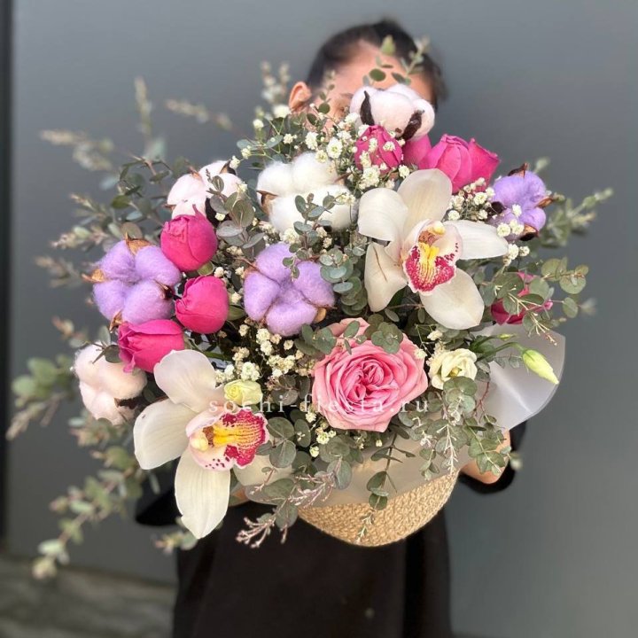 Орхидея и розы в джутовом кашпо в Магнитогорске