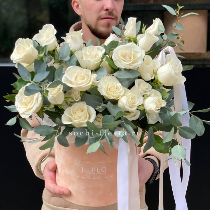 41 белая роз в бархатном боксе в Магнитогорске