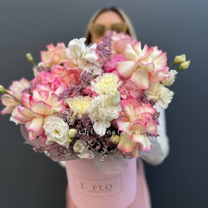 Цветочная композиция "Глория" в боксе в Магнитогорске