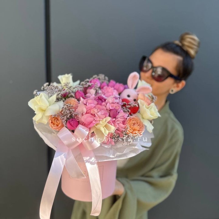 Дизайнерский цилиндр с игрушкой "Лола" в Магнитогорске