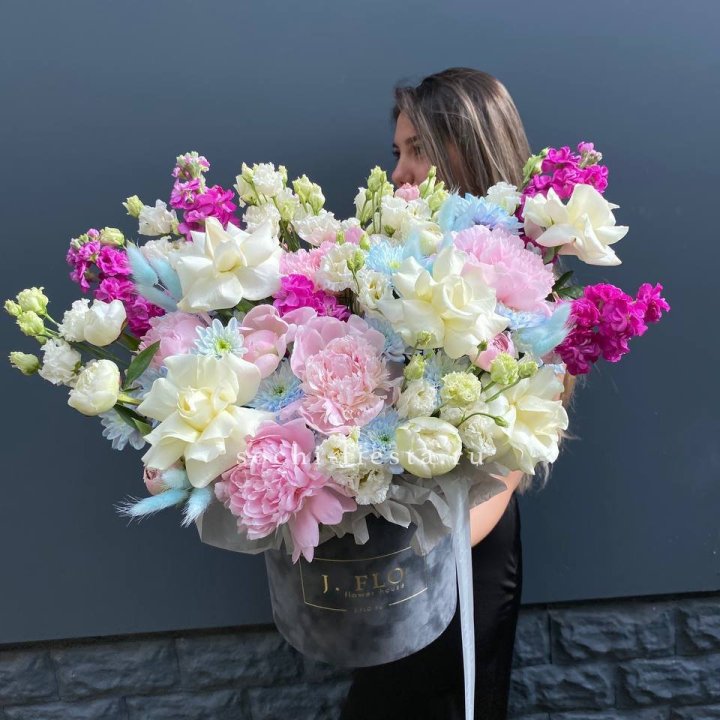 Дизайнерский цилиндр "Пионы гарден" в Магнитогорске