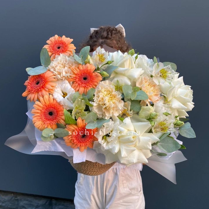 Розы и герберы в джутовом кашпо "Георгино" в Магнитогорске