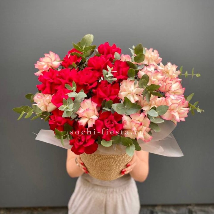 25 Французских роз в джутовом кашпо  в Магнитогорске