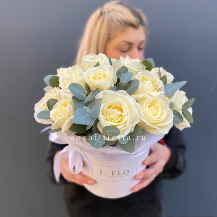 15 белых роз в боксе в Магнитогорске