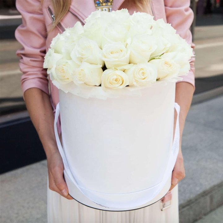 35 белых роз в цилиндре в Магнитогорске