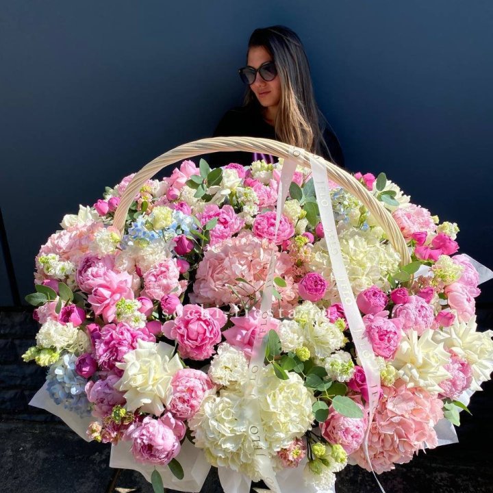 Цветочная корзина из пионов и пионовидных роз "Перфекте" в Магнитогорске