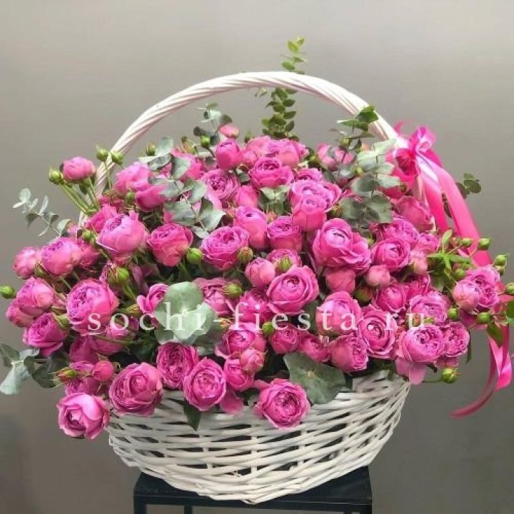 65 пионовидных кустовых роз в корзине в Магнитогорске