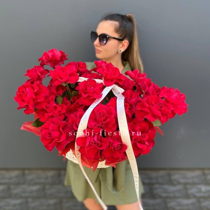 Красные французские розы в корзине в Магнитогорске