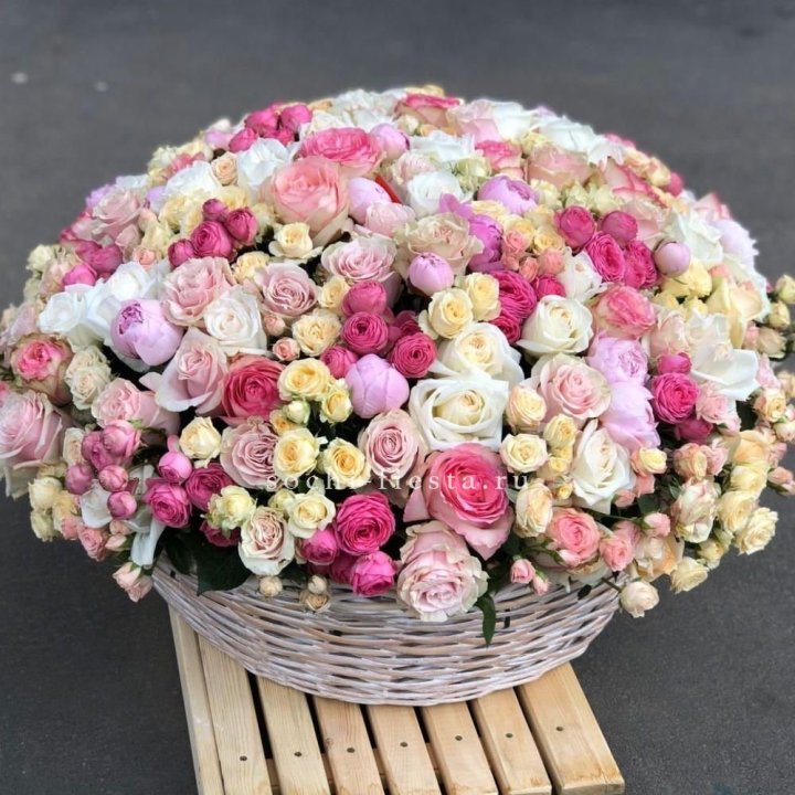 Цветочная корзина из пионов и пионовидных роз "Юниверсити" в Магнитогорске