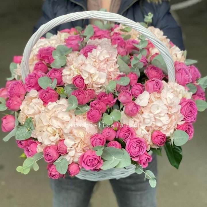 Корзина с гортензией и Мисти Баблс в Магнитогорске