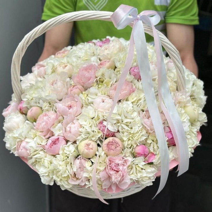 Премиум корзина гортензий и пионов в Магнитогорске