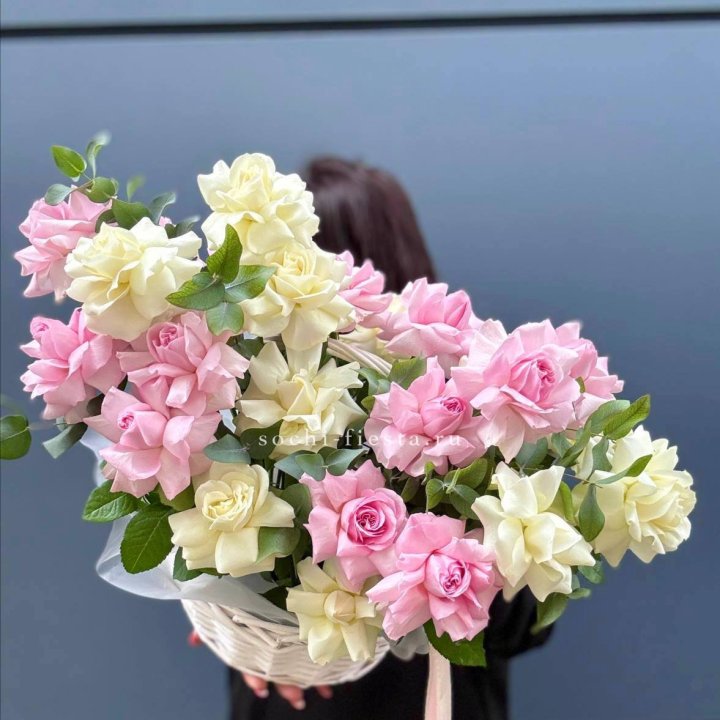 25 Французских роз в корзине в Магнитогорске