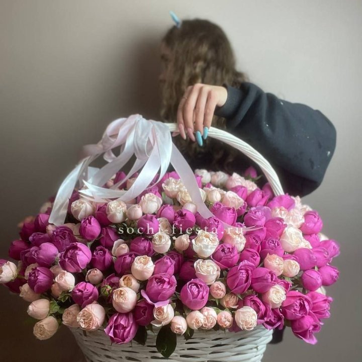 Премиум корзина пионовидных кустовых роз в Магнитогорске