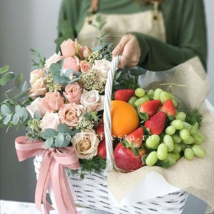 Фруктовая корзина c цветами в Магнитогорске