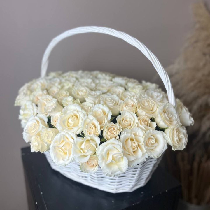 101 белая роза в корзине в Магнитогорске