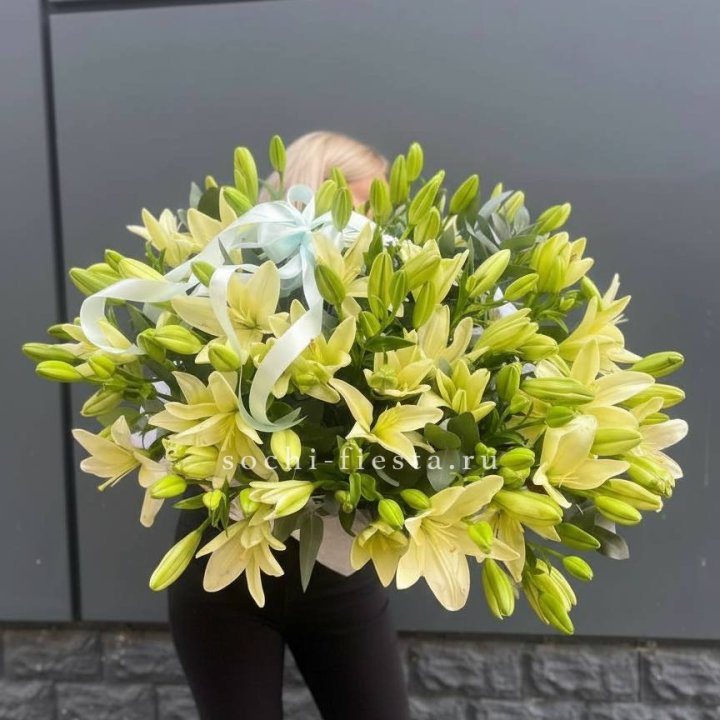 Лилии в корзине в Магнитогорске