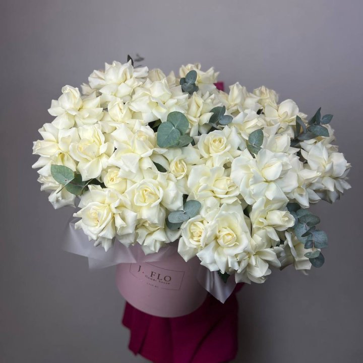 37 белых роз в боксе в Магнитогорске