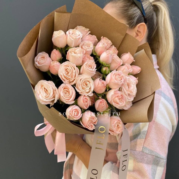 Кустовые розы Бомбастик в крафте в Магнитогорске