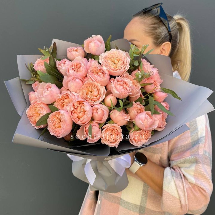 Букет с пионовидными розами "Пивайн" в Магнитогорске