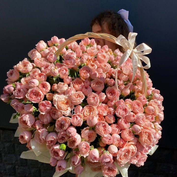 Корзина из пионовидных роз в Магнитогорске