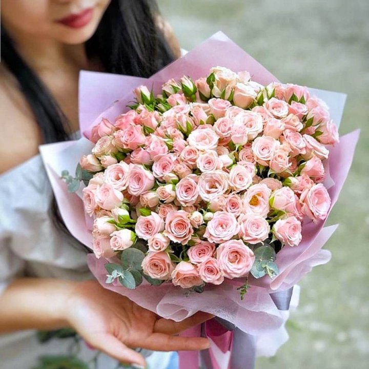 Кустовые розы с эвкалиптом в Магнитогорске