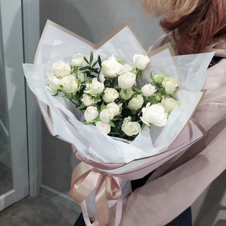 Белоснежные кустовые розы в Магнитогорске