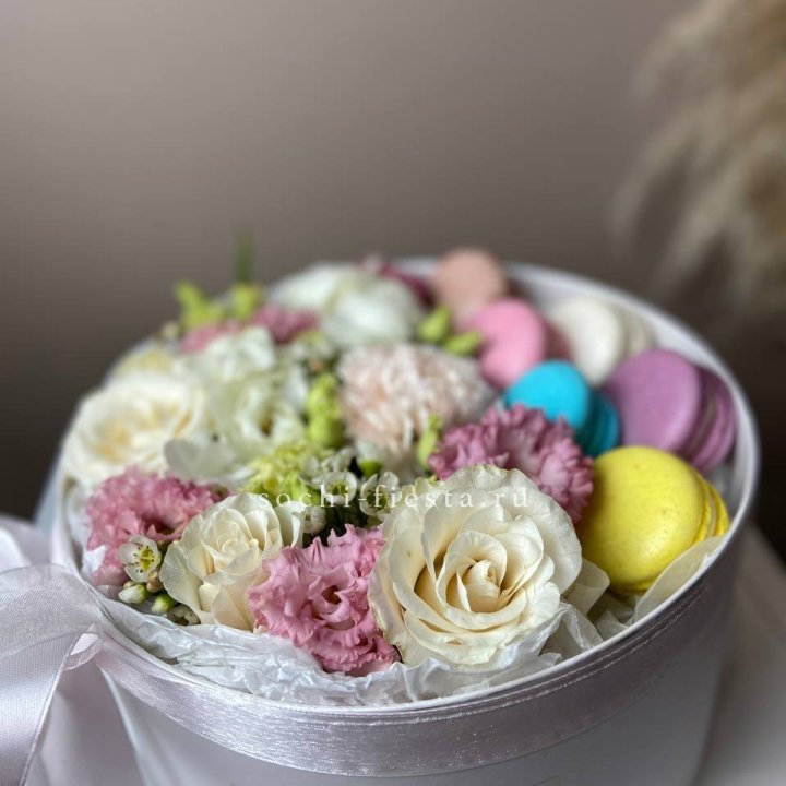 Цветы в цилиндре с макаронс "Прованс" в Магнитогорске