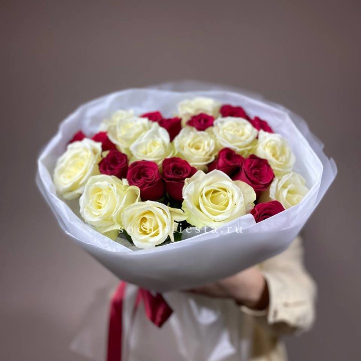 Букет их красных и белых 25 роз в Магнитогорске