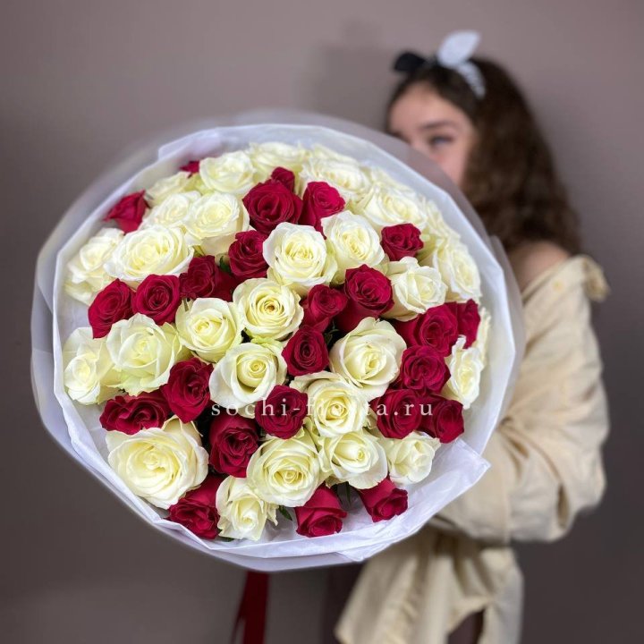 Микс из 55 роз в Магнитогорске