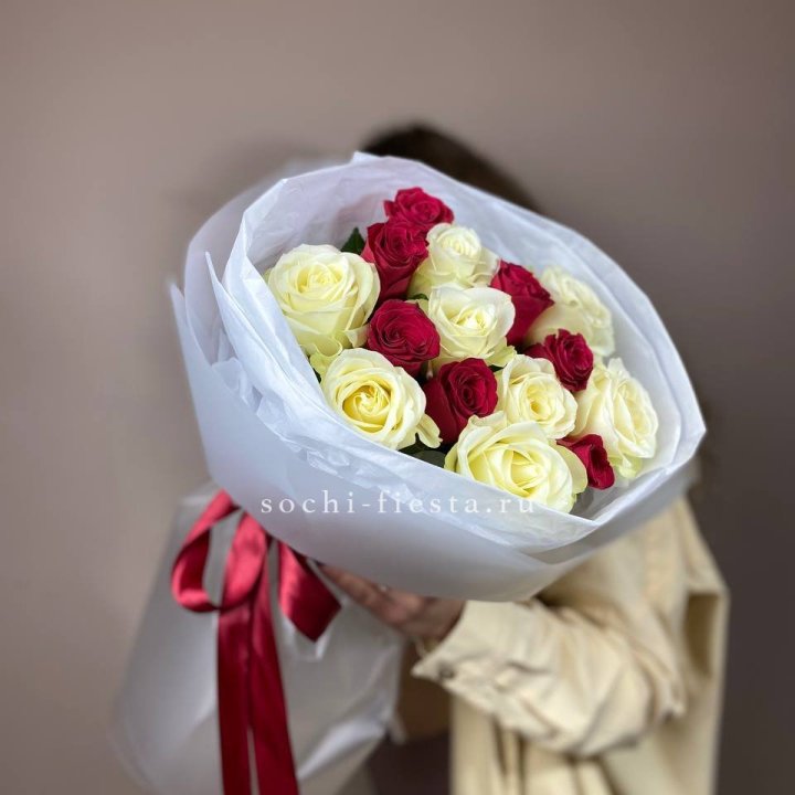 Букет из красных белых 15 роз в Магнитогорске